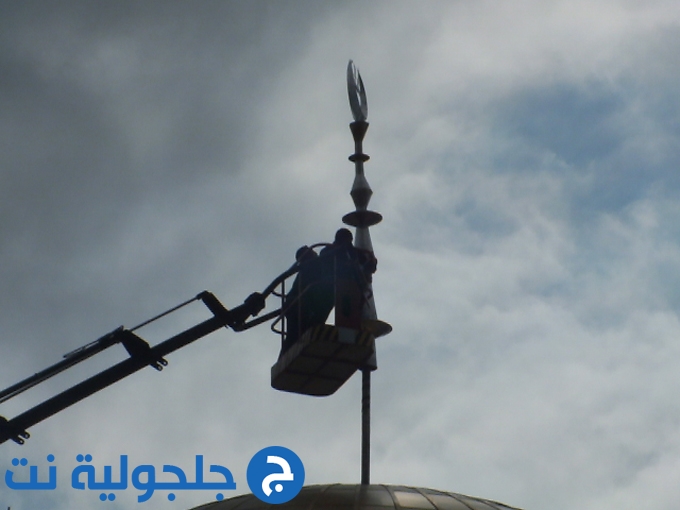 رفع الهلال فوق قبة مسجد الروضة في جلجولية 
